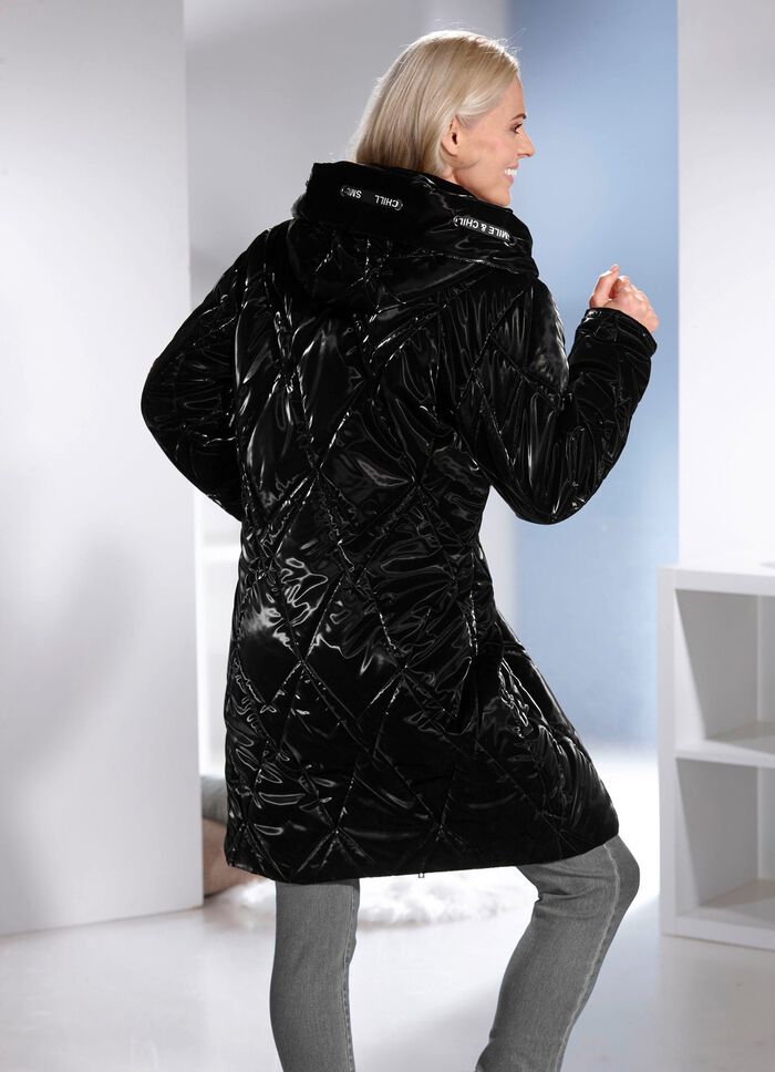 Korte jas in trendy laklook 