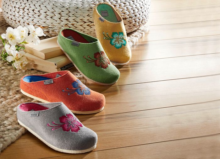 Damespantoffels met qua kleur bijpassende geborduurde decoratieve bloemen 