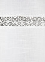 Kort gordijn met fijn vlinderborduursel 