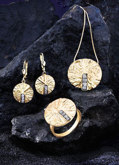 Sprankelende verfijning: oorbellen met 6 ruwe diamanten 