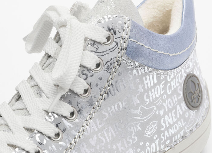 Rieker veterlaarsje van origineel bedrukt synthetisch materiaal ZILVER-GRIJS-BLAUW