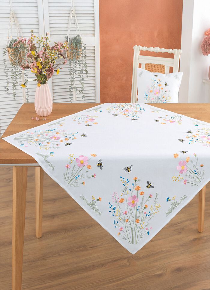 Geborduurde tafel- en kamerdecoratie met een wildbloemenmotief 