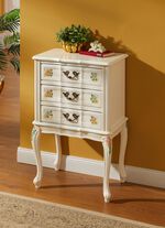 Deels massieve meubelserie met artistieke houten decoraties 