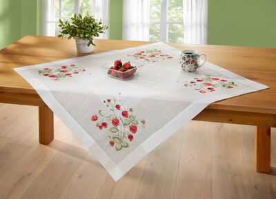 Tafel- en kamerdecoratie met aardbeienmotief 
