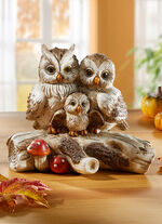 Uilenfamilie op boomstam 