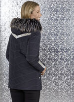 Jasje met zilverkleurige sierstiksels