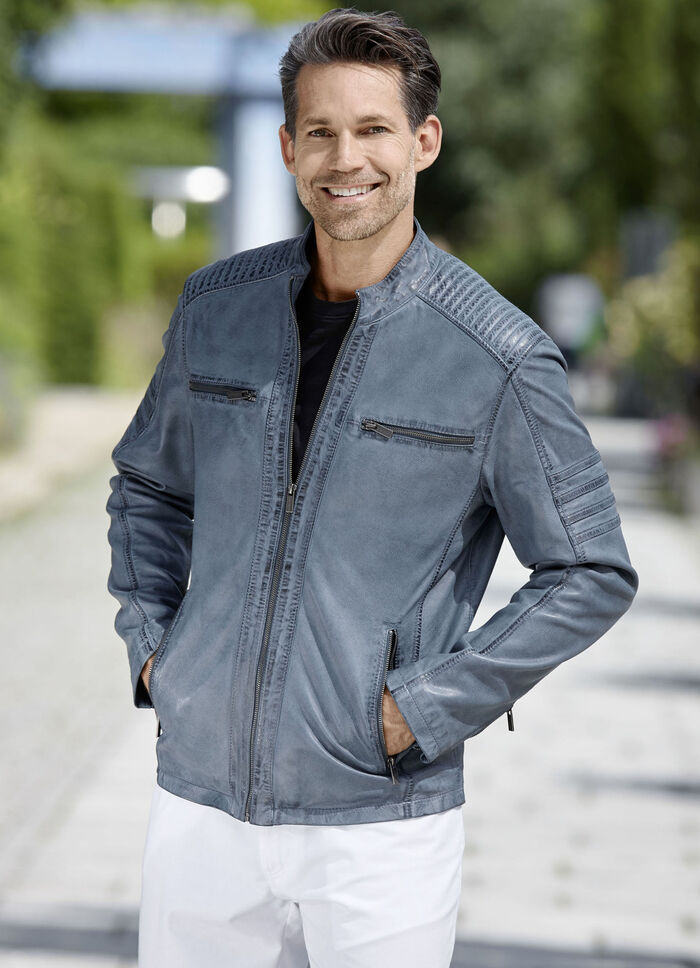 Kort leren jasje met sierstiksels 