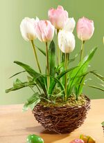 Tulpen in een rieten mand 