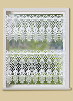 Kort gordijn met uitgebreide macram&eacute;-afwerking 