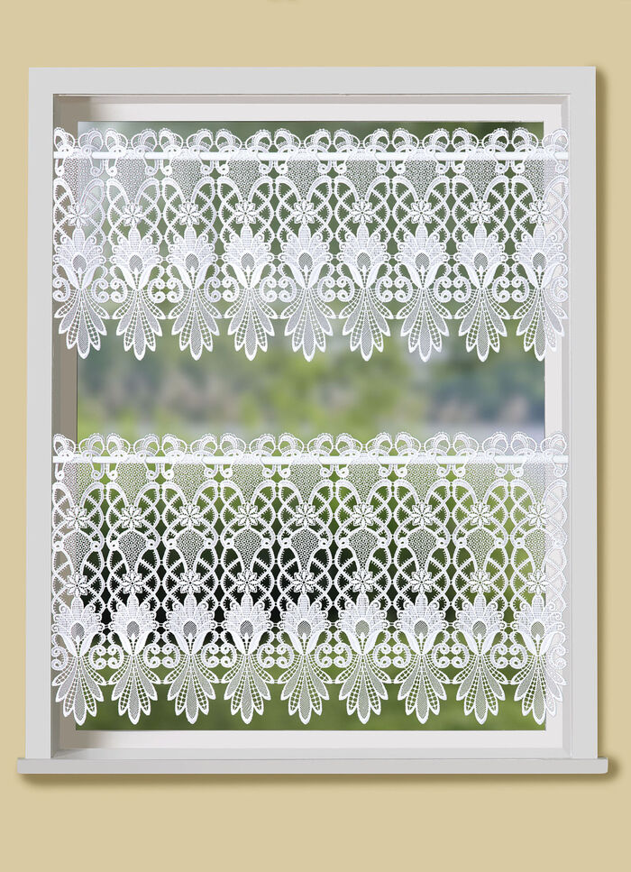 Kort gordijn met uitgebreide macram&eacute;-afwerking 