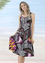 Jurkje met decoratieve ringen aan de brede bandjes 