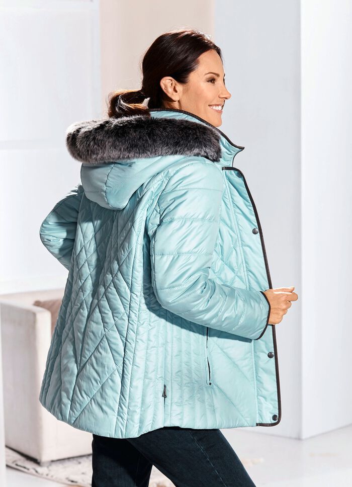 Jas met figuurvriendelijke langsstiksels aan de zijkanten 