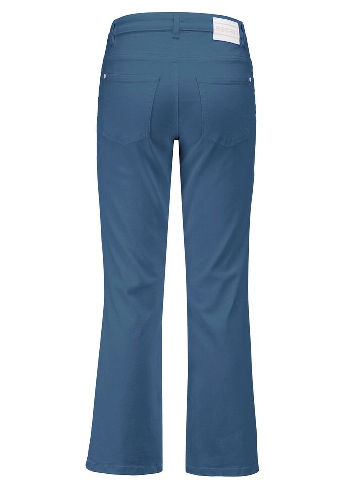 Magische jeans met licht uitlopende pijpen 