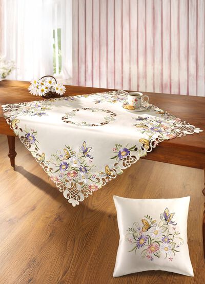 Tafel- en kamerdecoratie met bloemen en vlinders 