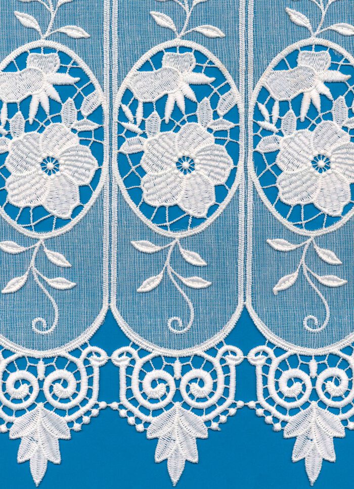 Korte venstervitrage met bloemen en macram&eacute;-kant 