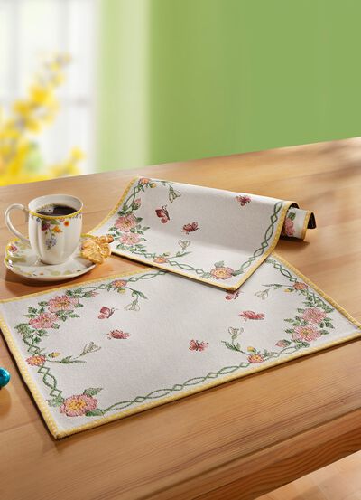 Tafeldecoratie met bloemen- en vlinderdecor 