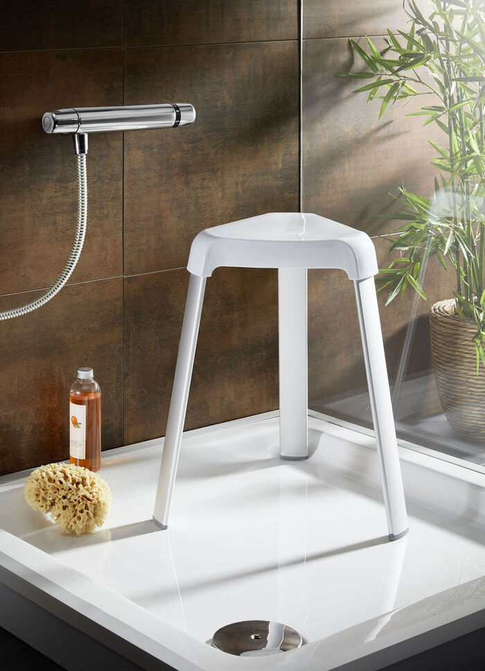 Ruimtebesparende douche- en badstoel 