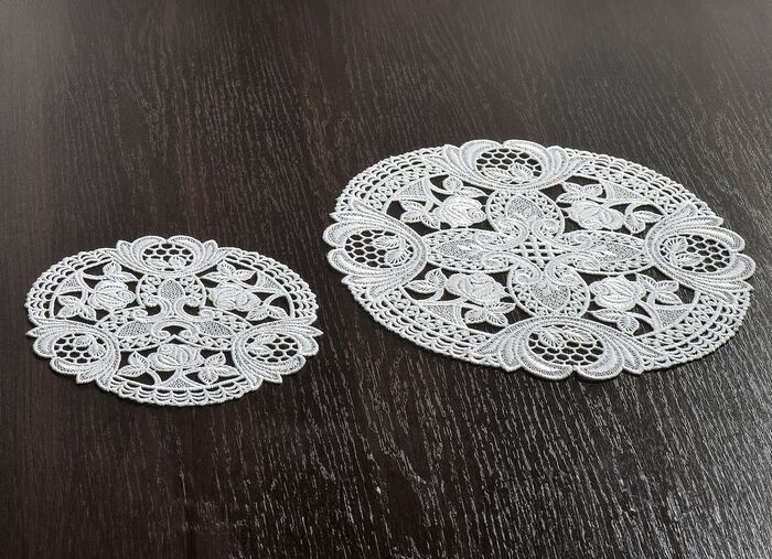 Tafel- en kamerdecoratie van echt Plauenkant WIT