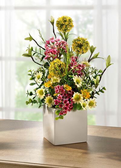 Arrangement in witte keramische pot 