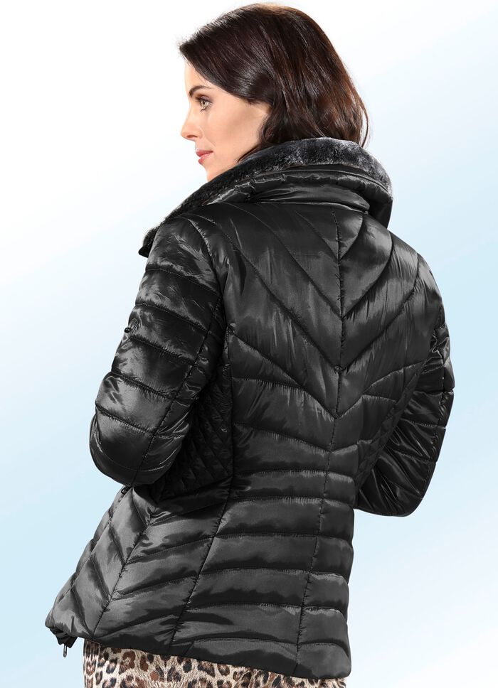 Korte jas in 2 kleuren, licht getailleerd model ZWART