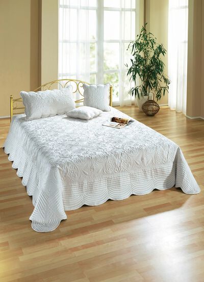 Satijnen kussenslopen en spreien met borduursel 