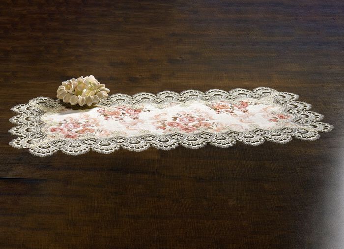 Tafelkleed van Sch&auml;fer met het fijnste macram&eacute;kant 