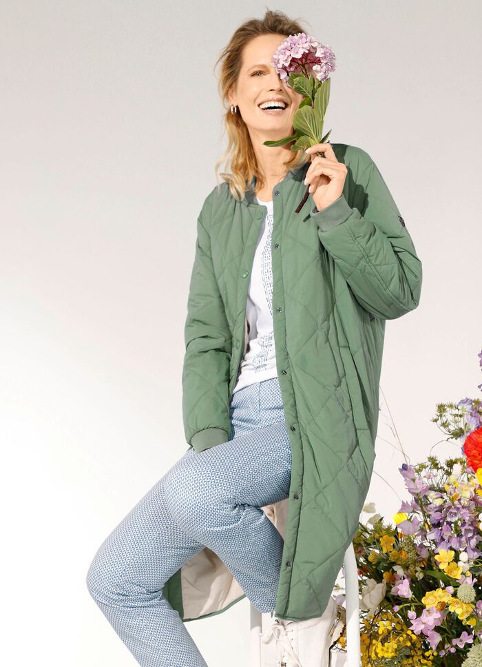 Korte jas met drukknopen aan de zijkanten 