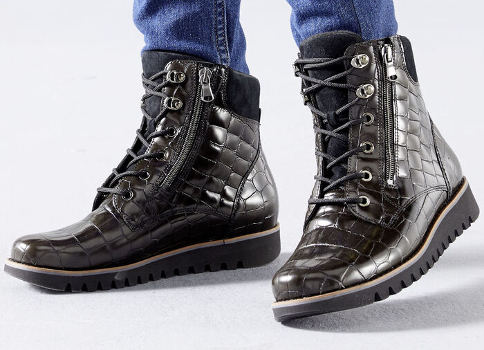 Waldläufer enkellaarzen van nappaleer met krokodillenreliëf ZWART