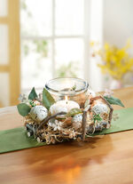 Lantaarn op een krans gemaakt van hazelnoottakken 