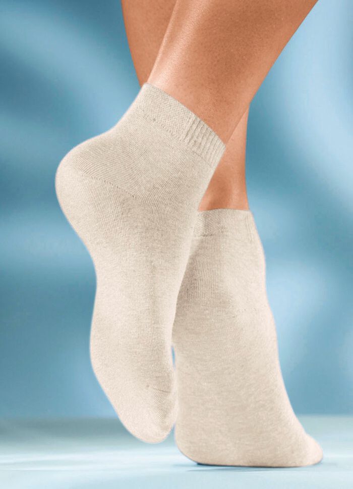 Set van zes sokken in verschillende kleuren 