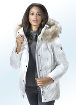 Jas met nepbont op de capuchon 