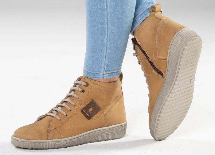 ELENA EDEN veterlaarsje van nubuckleer, met leren applicatie CURRY