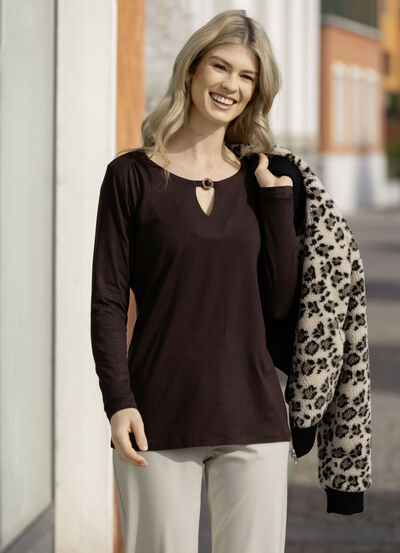 Shirt met decoratieve ring aan de halslijn in 2 kleuren 