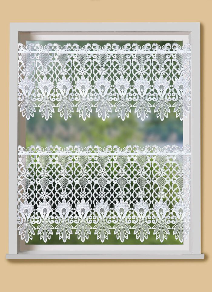 Kort gordijn met uitgebreide macram&eacute;-afwerking 