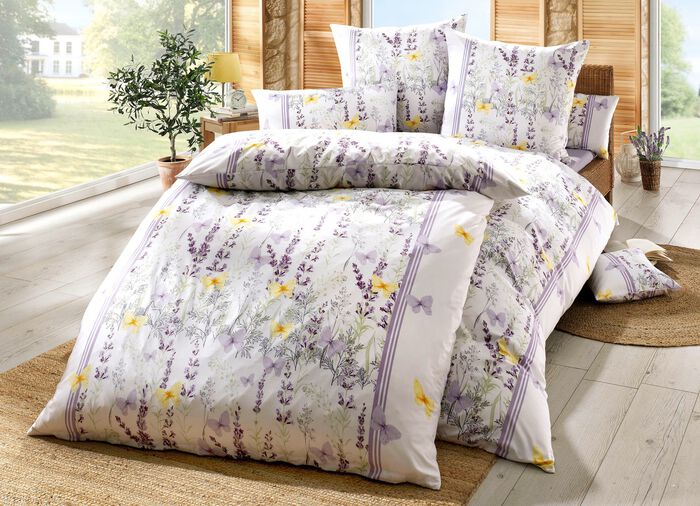 Beddengoedset met kleurrijke lavendelweide 