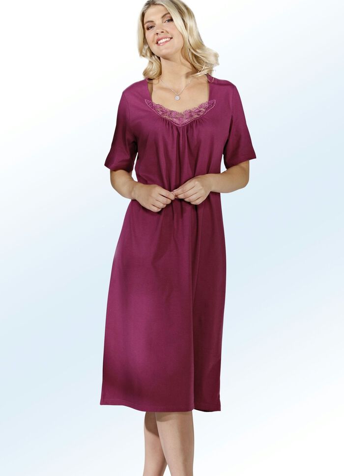 Pak van twee nachthemden, kuitlengte met geborduurde kant 