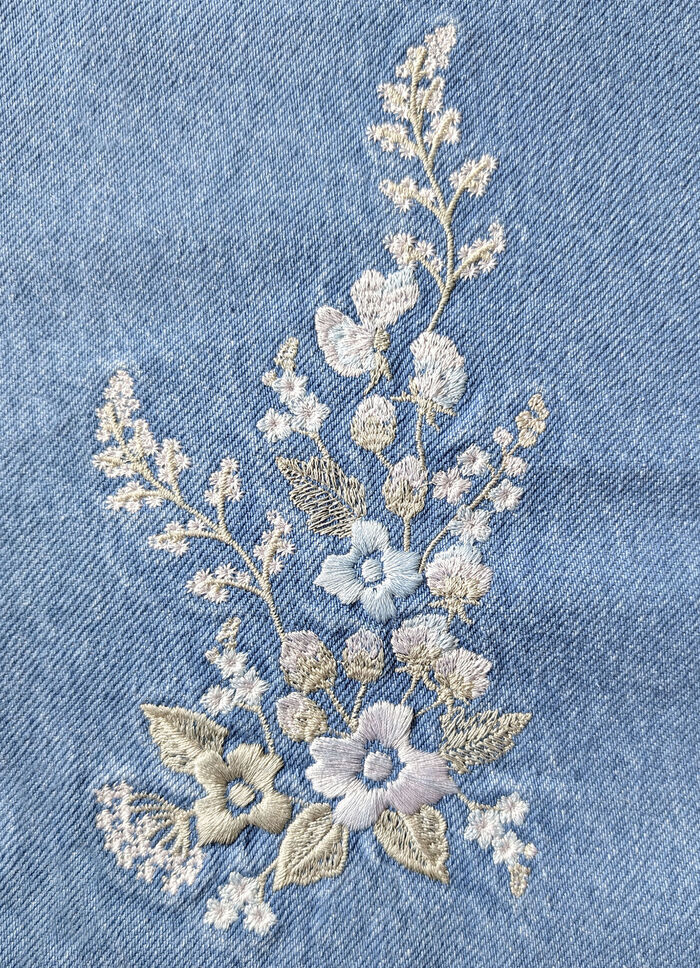 Jeans met bloemenborduursel 