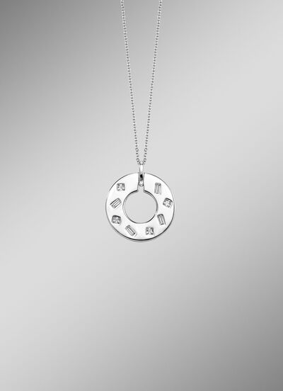 Tijdloos mooie hanger met sprankelende synthetische zirkonia!  Tijdloos mooie hanger met sprankelende synthetische zirkonia!