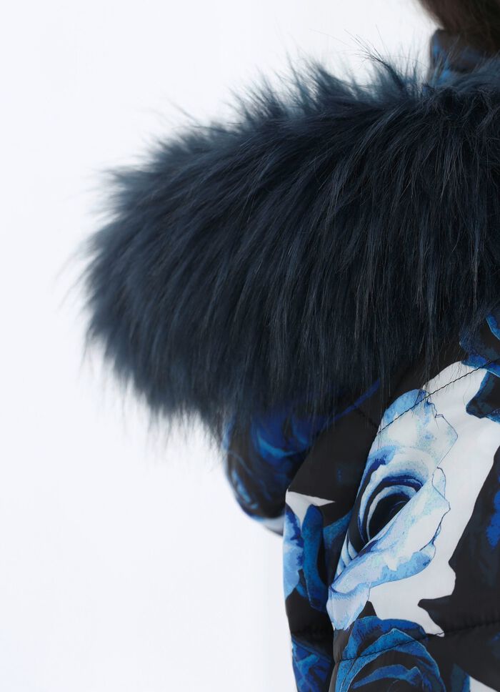 Jas met decoratief rozendessin 