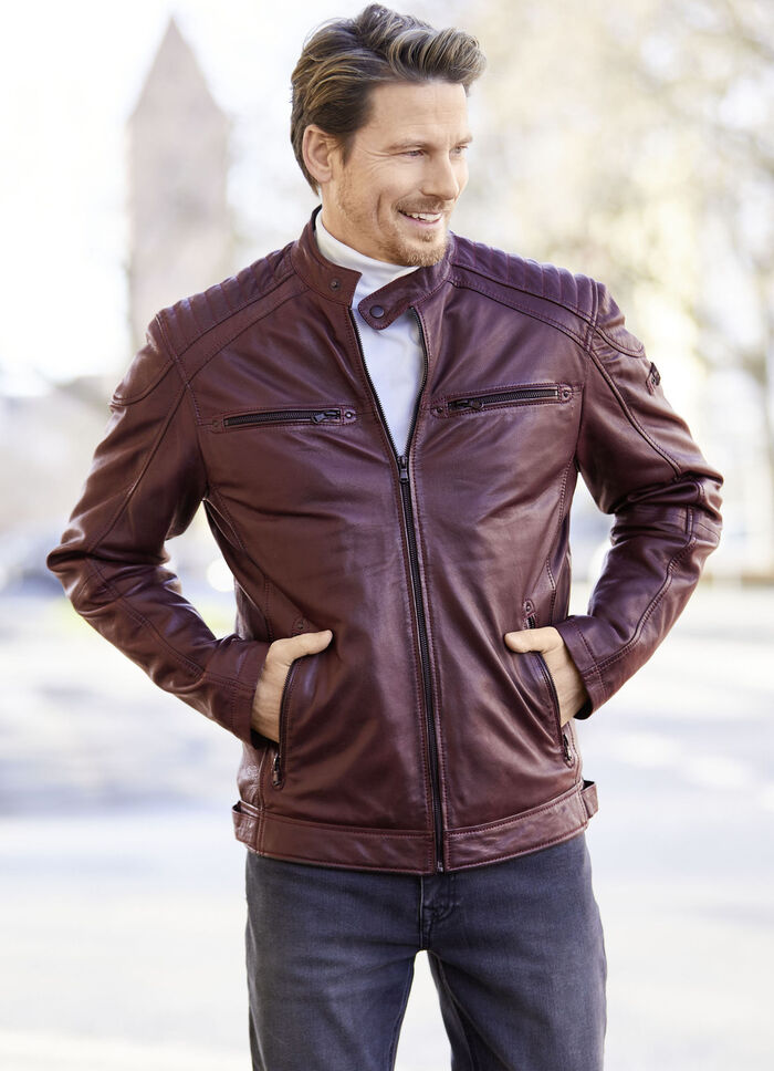 Korte leren jas met sierstiksel 