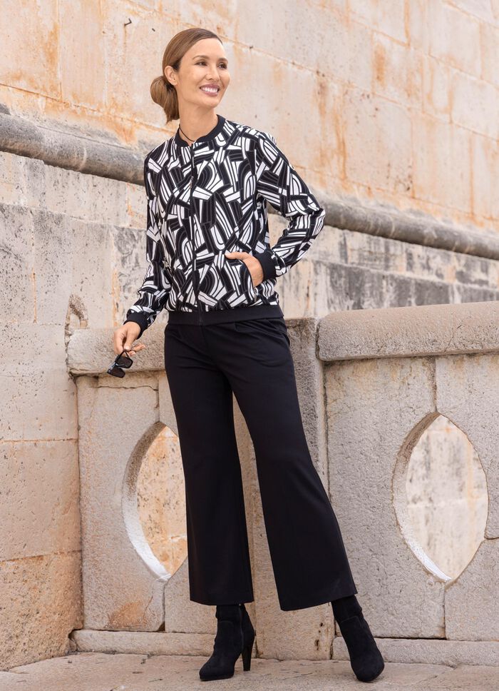 Blousejasje met zwarte geribbelde manchetten 