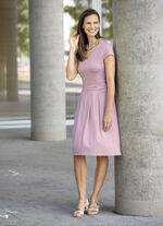 Jurk met een opvallende halslijnoplossing OUDROZE