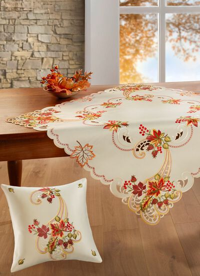 Kleurrijk geborduurde tafel- en kamerdecoratie 