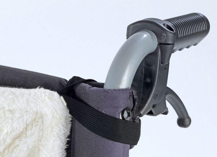 Rolstoelwarmtezak houdt je droog en warm bij slecht weer 