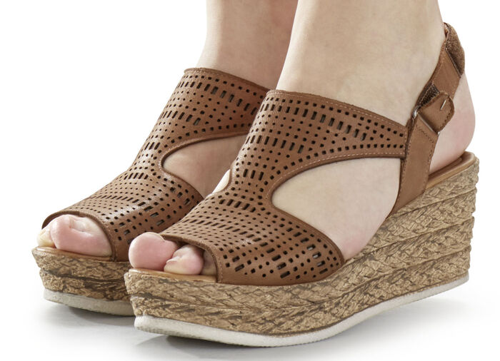 Andrea Conti sandaal gemaakt van nappaleer KASTANJEBOLEET