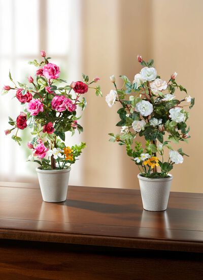 Rozenarrangement in een keramieken pot 