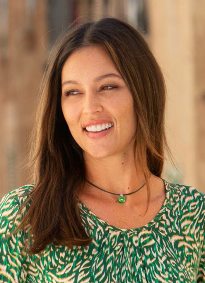 Halsketting met groen leren koord en Rivoli glassteen 