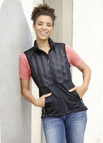 Functioneel vest in een actuele materiaalmix 