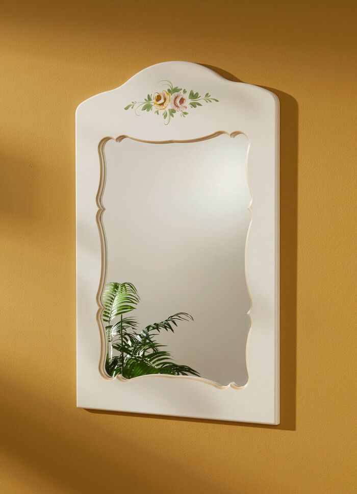 Deels massieve meubelserie met artistieke houten decoraties 