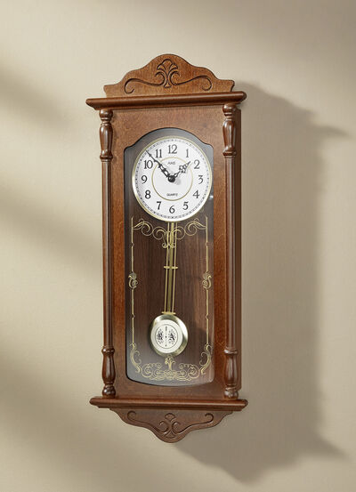 Wandklok met houten regelaarkast 